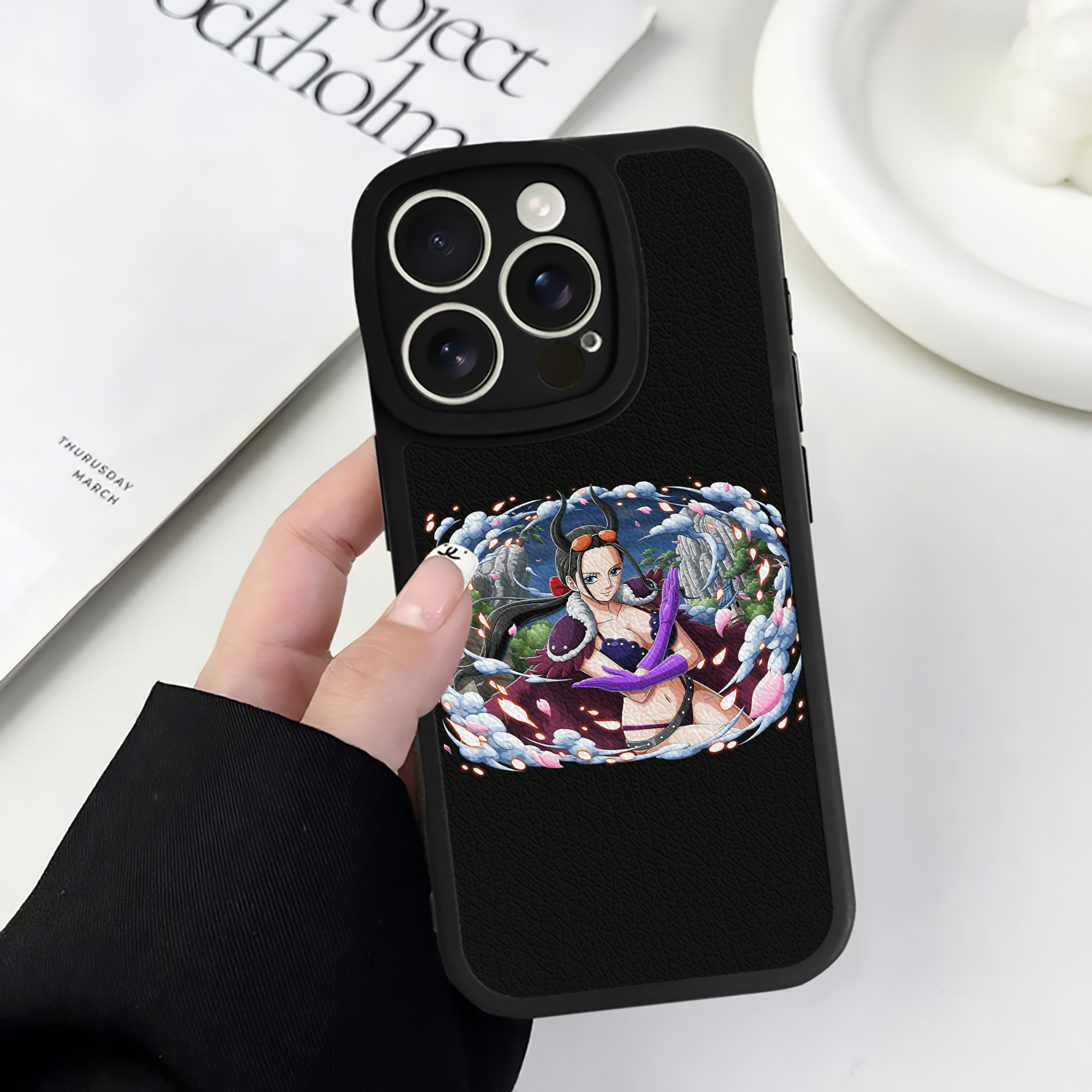 （画像用） ワンピース ニコ・ロビン ONE PIECE Nico Robin 【iPhone 16シリーズ対応】シリコンスマホケース（レザー調） 材質：シリコン